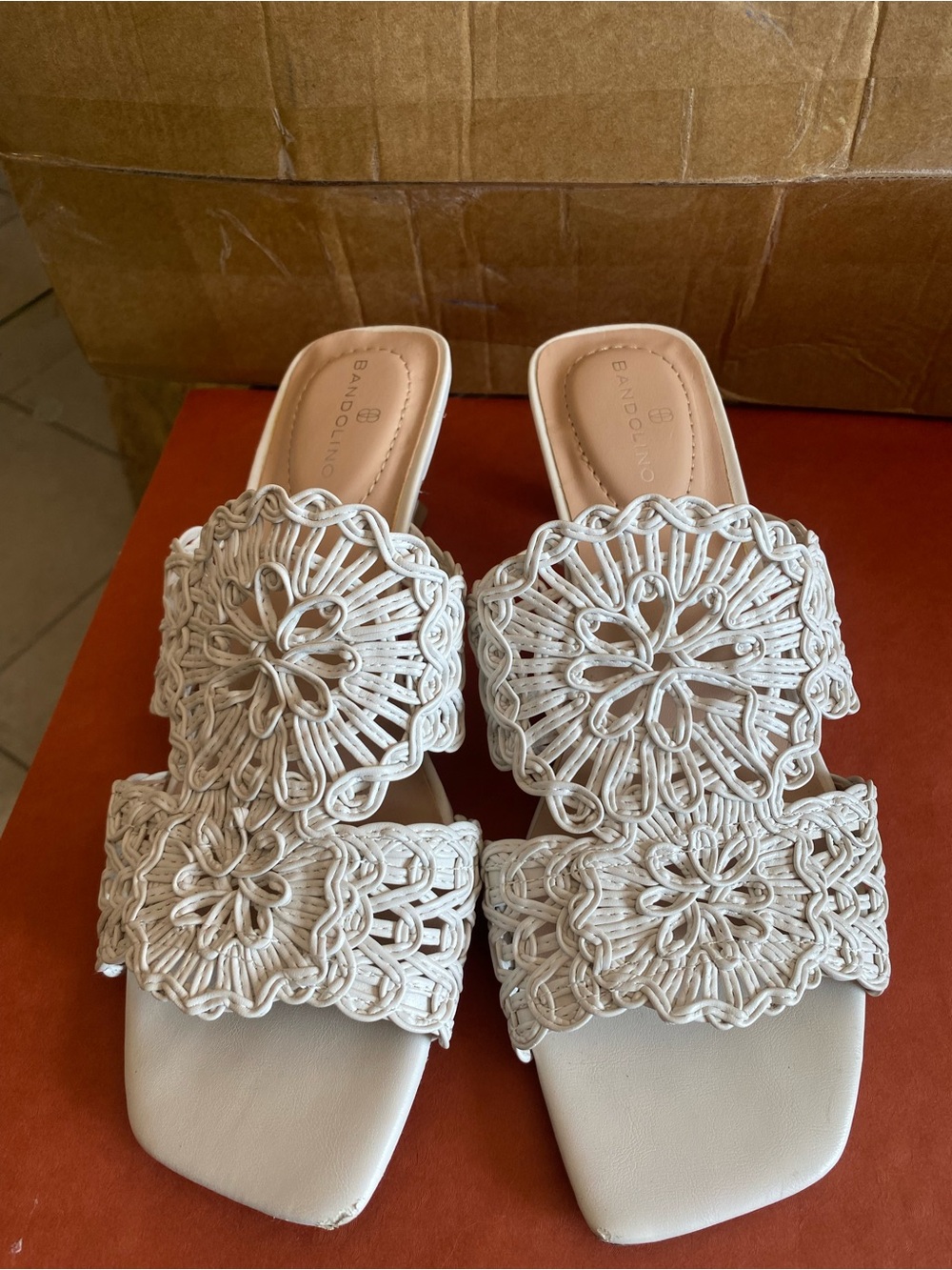Bandolino Melvana cream kitten heel sandal size 7